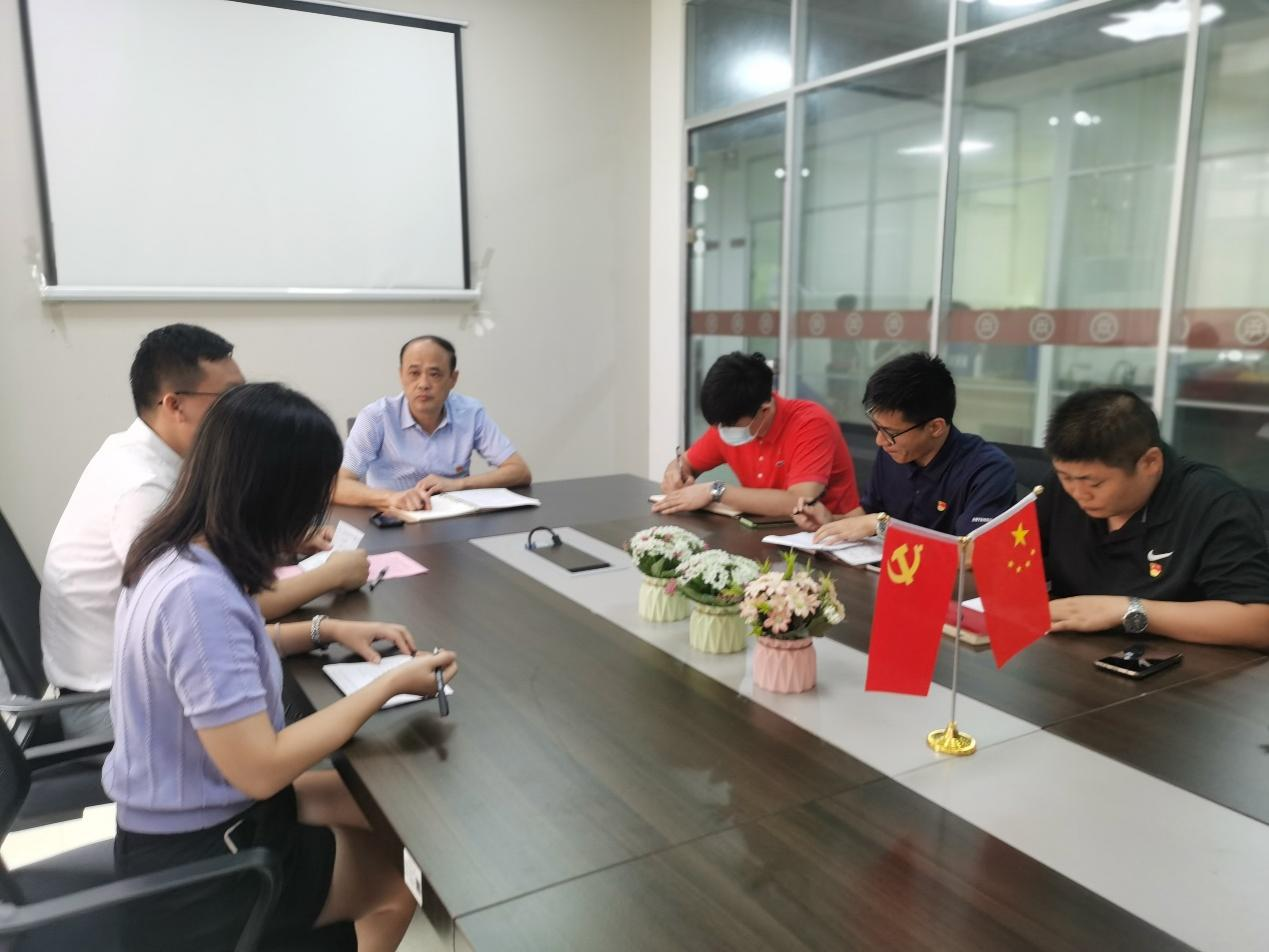 行政教辅党小组进行批评和自我批评